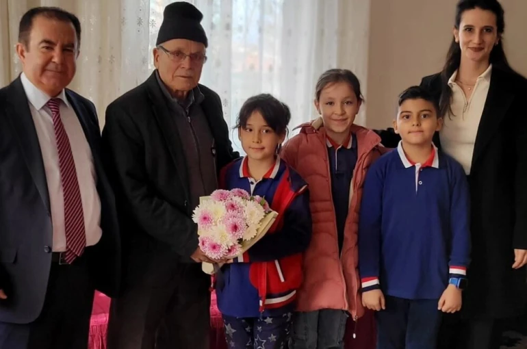 Altıntaş’ta miniklerden emekli öğretmenlere anlamlı ziyaret