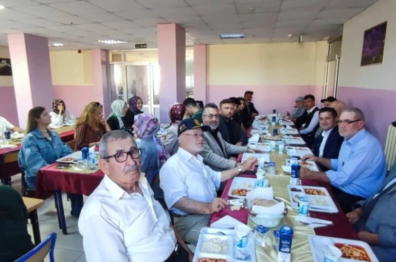 Altıntaş’ta öğretmen ve öğrenciler gazilerle bir araya geldi