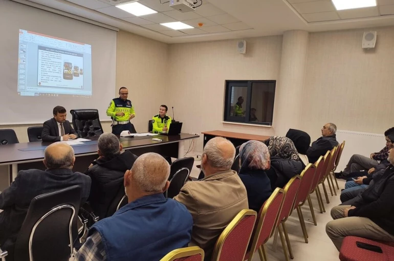 Altıntaş’ta okul servis sürücülerine trafik güvenliği ve servis hizmetleri eğitimi