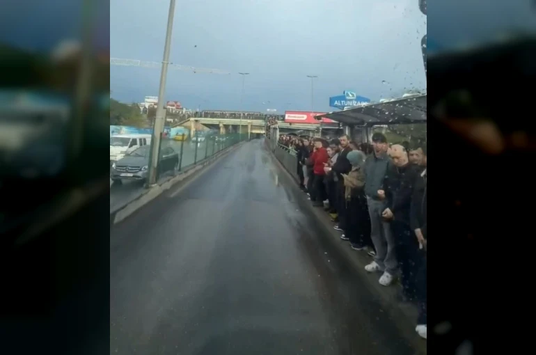 Altunizade’deki metrobüs kuyruğunda yolcular yağmur altında ıslandı
