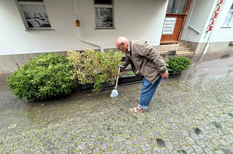Altyapı yetersizliği sebebi ile yol kenarında biriken su ile bitkileri suladı