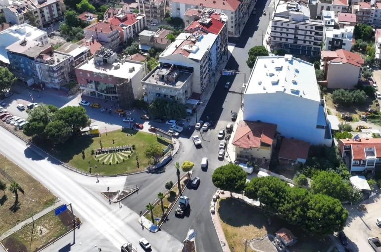 Altyapısı yenilenen caddede sıcak asfalt çalışmaları başladı