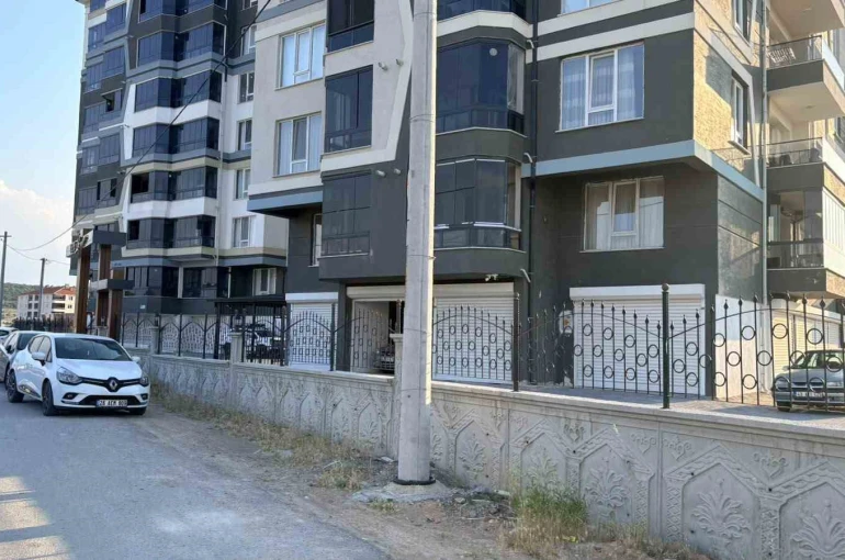 Alzaymır hastası kadın 5. kattan düşerek hayatını kaybetti