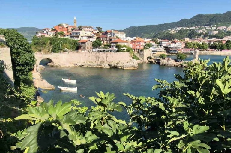 Amasra 3 günde nüfusunun 16 katı ziyaretçiyi ağırladı