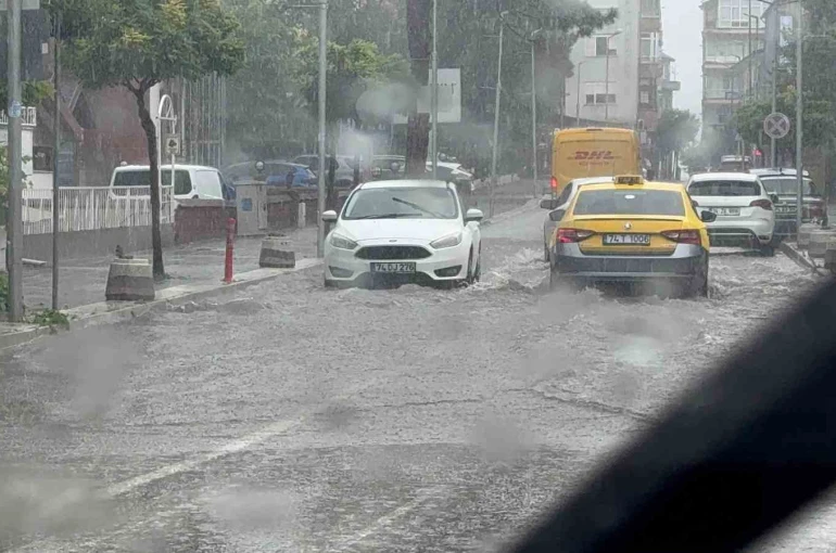 Amasra’da sağanak alarmı: Cadde ve sokaklar göle döndü