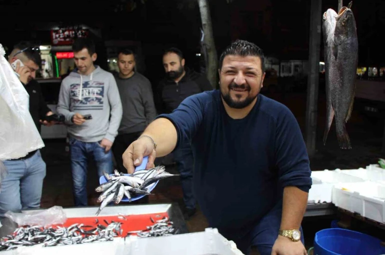 Amasya’da balıkçı ile kasabın esprili "indirim" kapışması vatandaşa yaradı