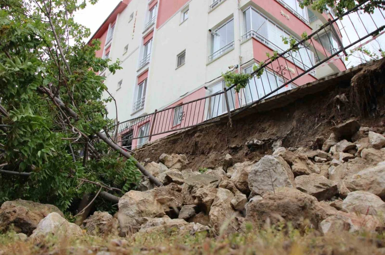 Amasya’da binanın istinat duvarı çöktü