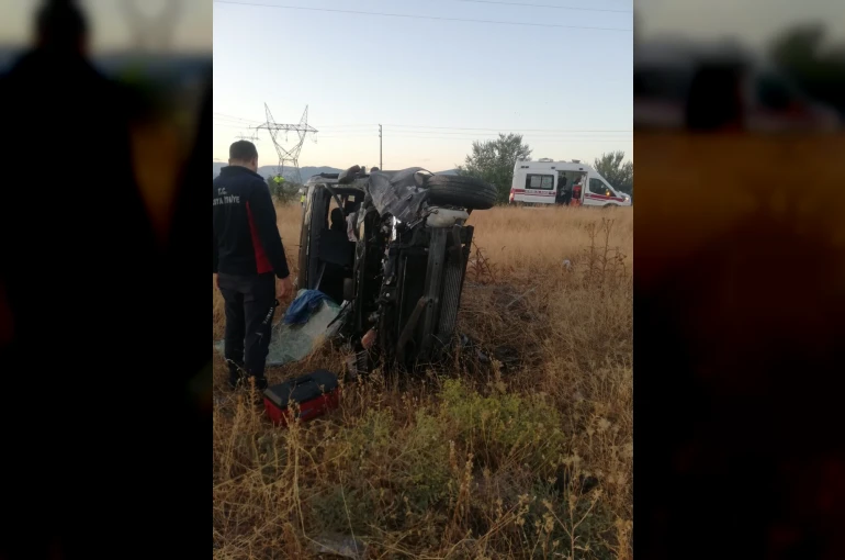 Amasya’da hafif ticari araç kazada savruldu: 4 yaralı
