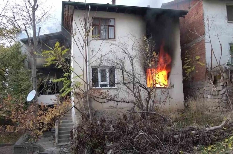 Amasya’da iki katlı evde yangın: Yaşlı kadın yangını ağlayarak izledi