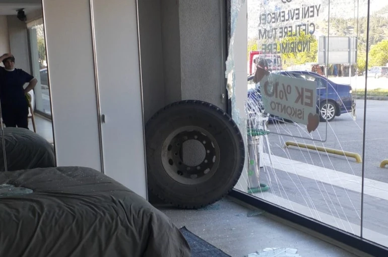 Amasya’da kamyondan kopan teker mağazaya daldı