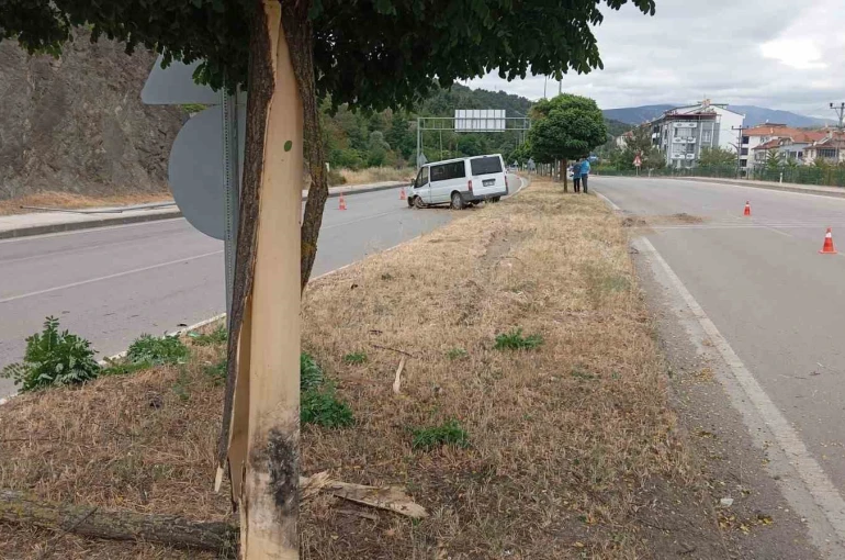 Amasya’da minibüs refüjdeki ağaç ve direğe çarptı: 4 yaralı