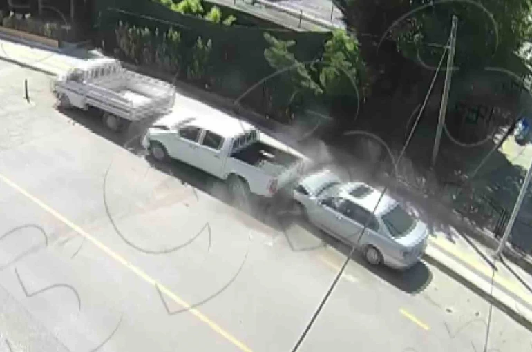 Amasya’da otomobilin park halindeki araçlara çarptığı kaza kamerada