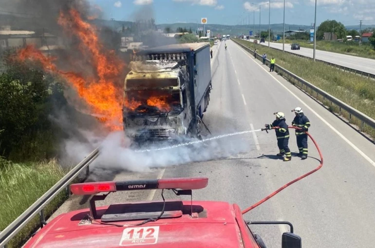 Amasya’da seyir halindeki tır yandı