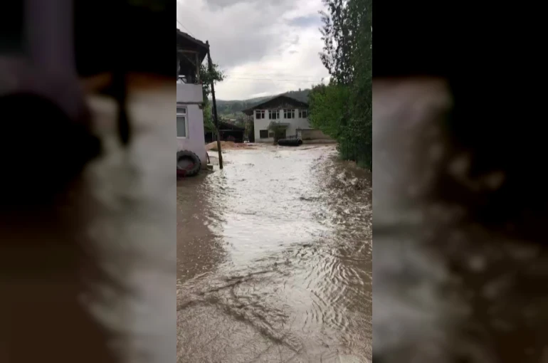Amasya’da şiddetli yağmur köy yollarını dereye çevirdi
