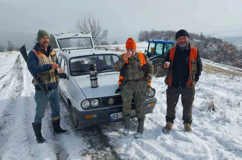 Amasya’da su kanalına düşen karacayı avcılar kurtardı