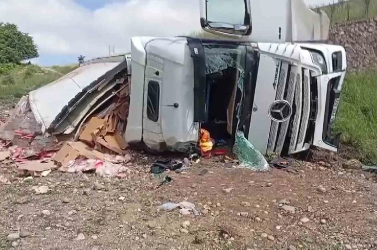 Amasya’da tavuk eti yüklü tır şarampole uçtu: 2 yaralı