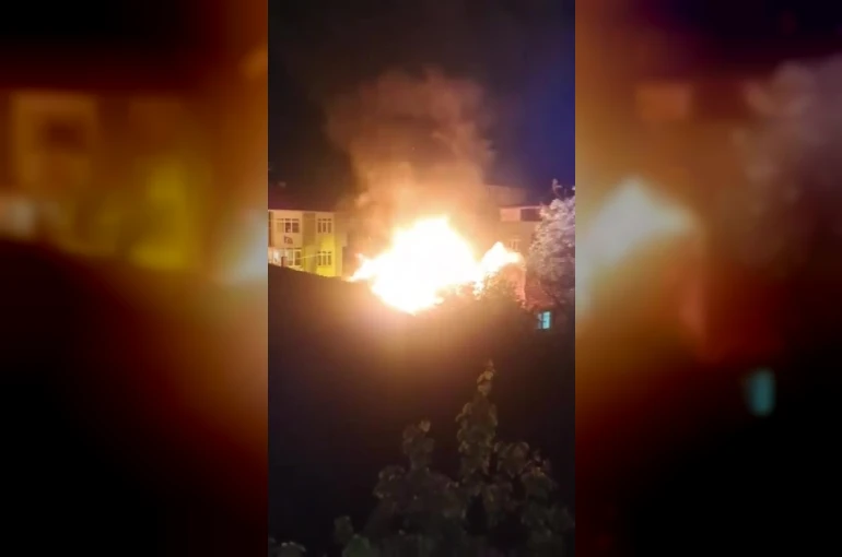 Amasya’da tek katlı evde çıkan yangında alevler geceyi aydınlattı
