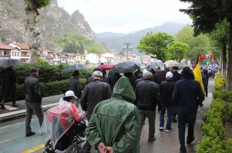 Amasya’da yağmur altında 1 Mayıs yürüyüşü