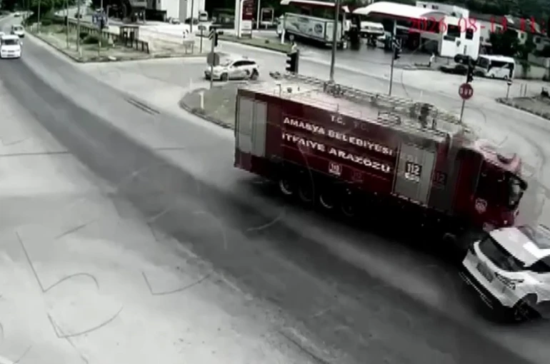 Amasya’da yangına giden itfaiye aracı otomobile çarptı