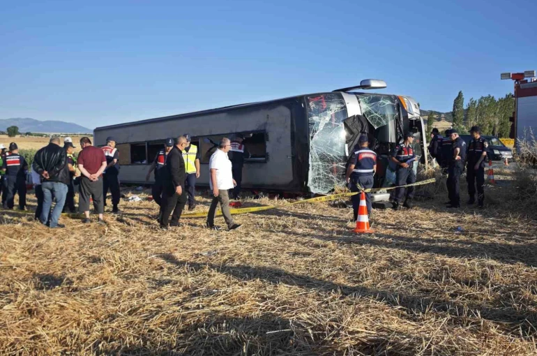Amasya’da yolcu otobüsü devrildi: 2’si ağır 46 yaralı