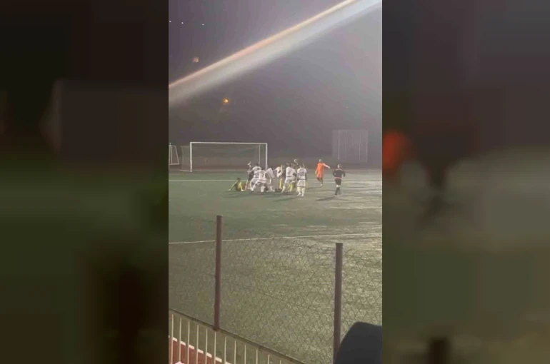 Amatör maçta futbolcular tekme tokat birbirine girdi