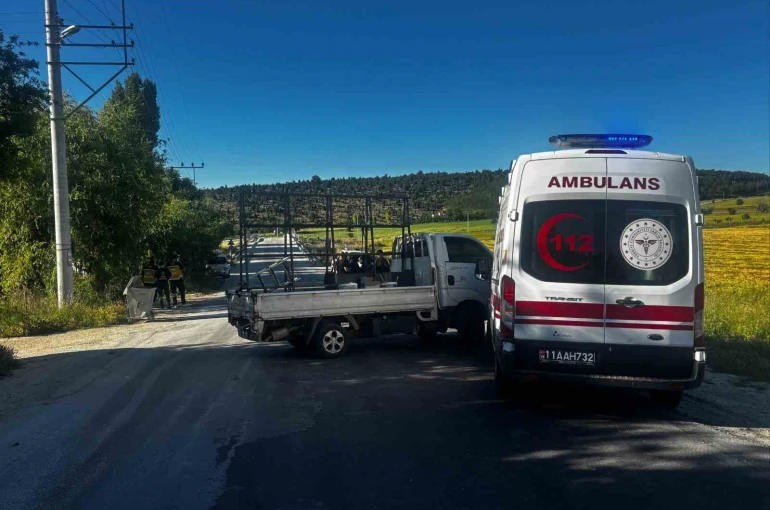 Ambulans ile kamyonetin çarpıştığı kaza korkuttu