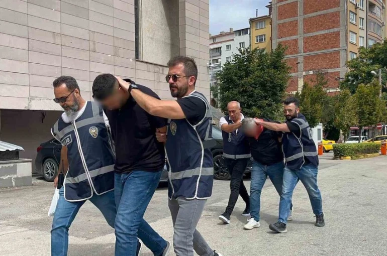 Ambulans kovalayan baba-oğul ters kelepçeli adliyeye sevk edildi