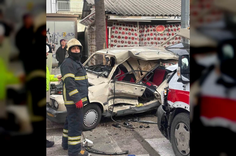 Ambulansla çarpışan otomobil hurdaya döndü: 2 yaralı