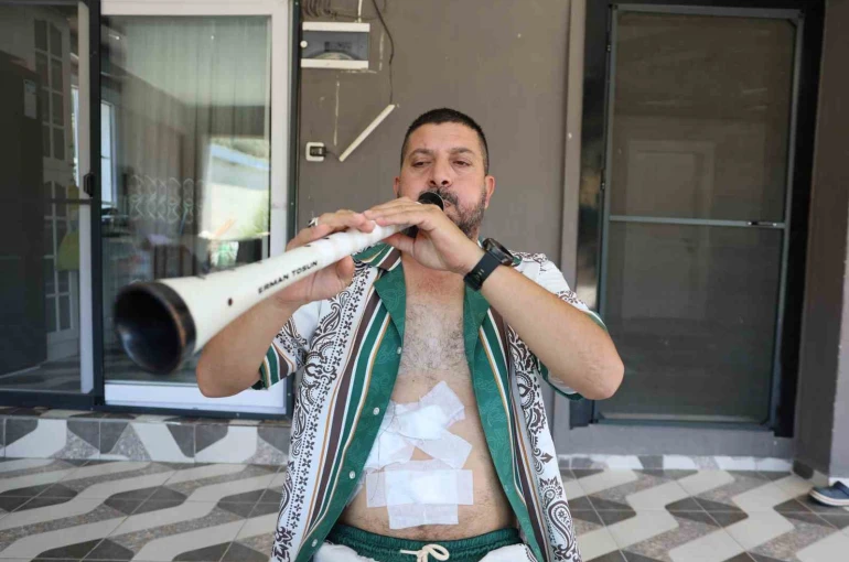 Ameliyattan çıkan hasta solunum egzersizini zurnası ile yaptı