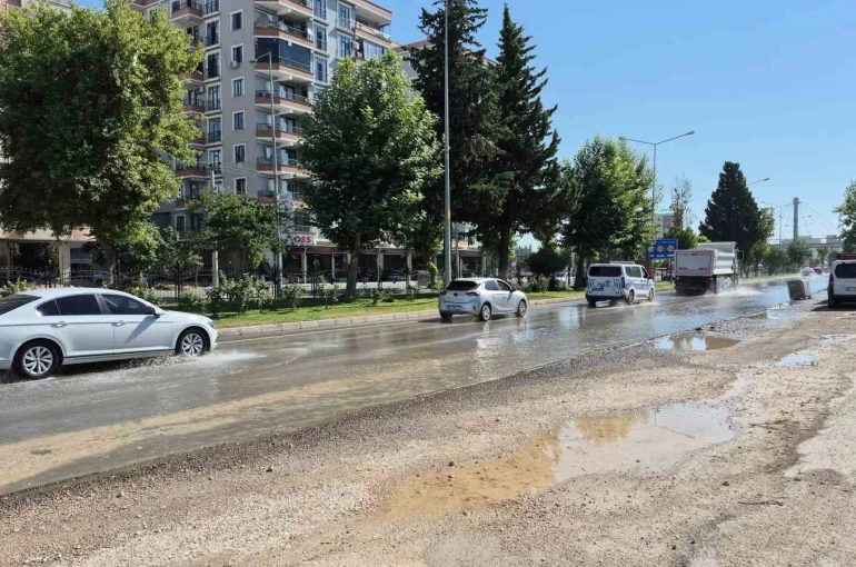 Ana şebeke borusu patladı, yol göle döndü