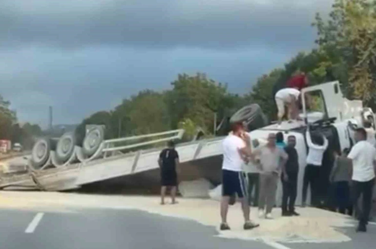 Anadolu Otoyolu’nda kum yüklü tır devrildi 