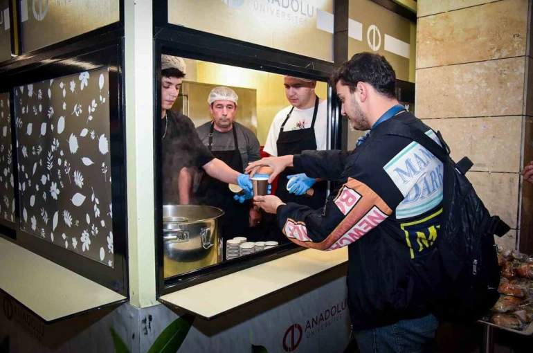 Anadolu Üniversitesi’nden sınav haftasında öğrencilere çay, kahve ve çorba ikramı