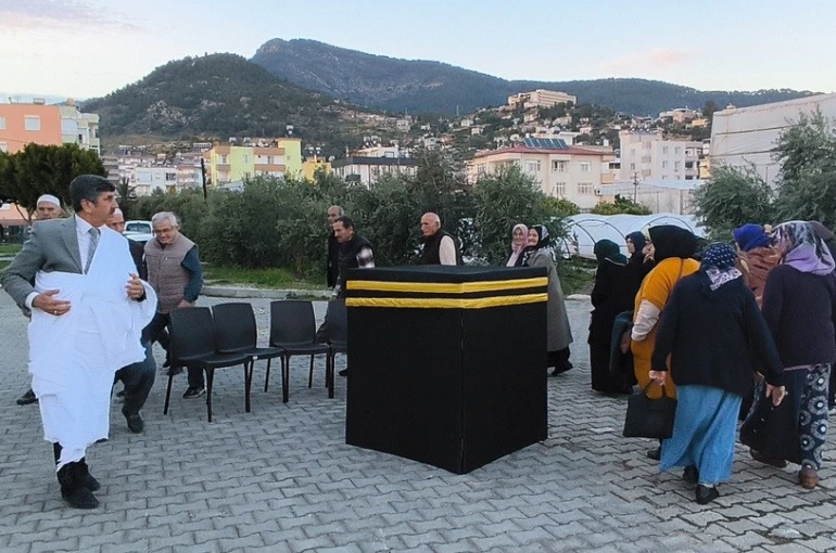 Anamur’da hacı adaylarına Kabe maketiyle uygulamalı eğitim