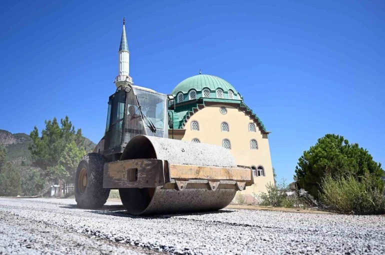Anamur’da yol yenileme çalışmaları tamamlanıyor 