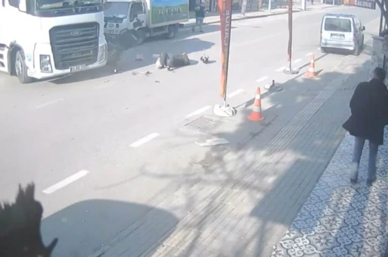 Anayola çıkan tıra, motokurye böyle çarptı