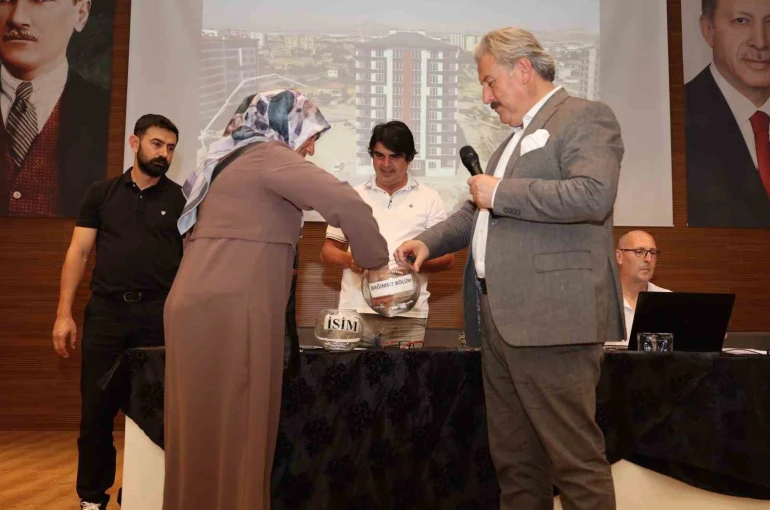 Anbar mahallesindeki kentsel dönüşüm daireleri, kura ile sahiplerini buldu