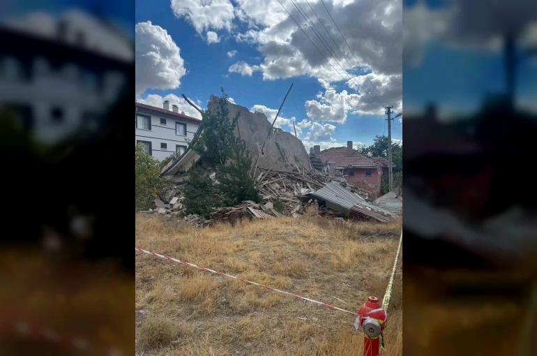 Ankara’da 3 katlı binada göçük