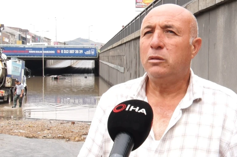Ankara’da aracını sel sularına kaptıran adam gözyaşlarına hakim olmadı: "Arabam artık kullanılamaz halde, hala borcunu ödüyorum"