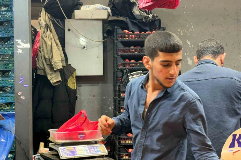 Ankara’da bayram öncesi alışveriş yoğunluğu Ulus Hali’ne de yansıdı