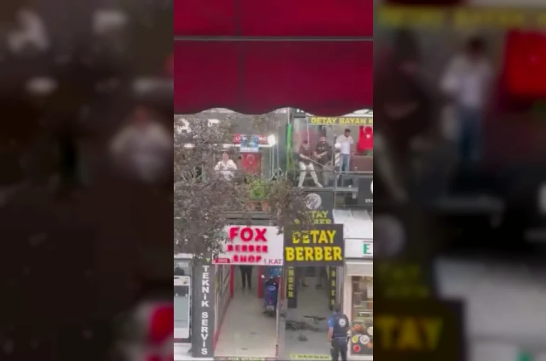Ankara’da berberlerin sopalı kavgası kameraya yansıdı