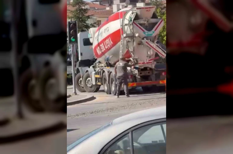 Ankara’da beton mikserden taşan beton yola döküldü