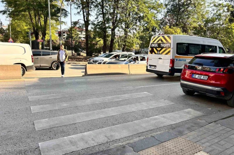 Ankara’da bir sürücü yaya geçidinde tartıştığı kadını yumrukladı