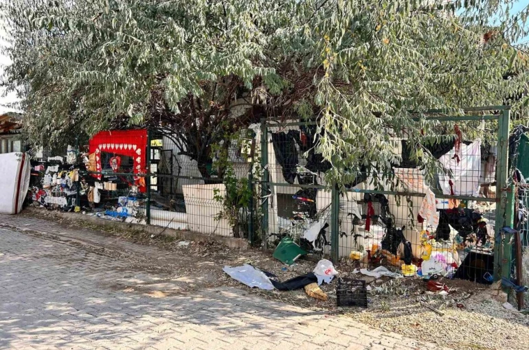 Ankara’da çöp dolu evden yayılan kötü koku mahalleyi ayağa kaldırdı