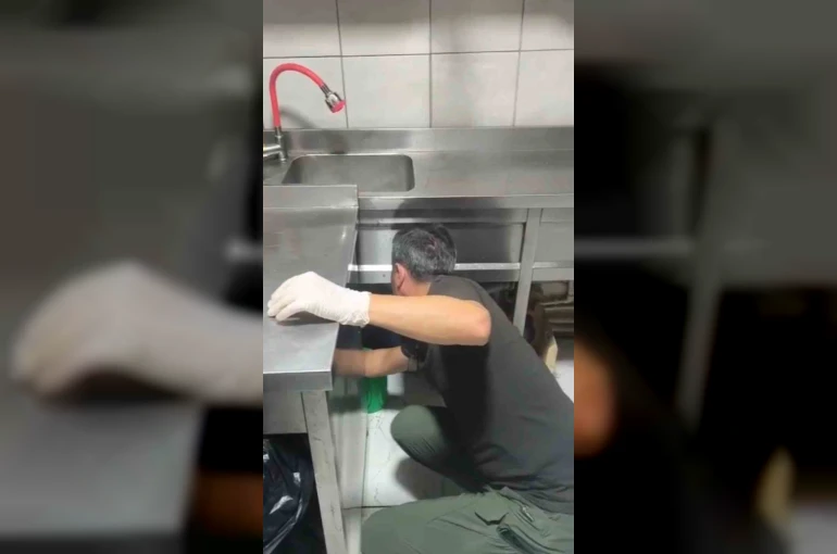 Ankara’da eğlence mekanlarına yönelik operasyonda mutfak tezgahının altına saklanan kadın dikkat çekti 