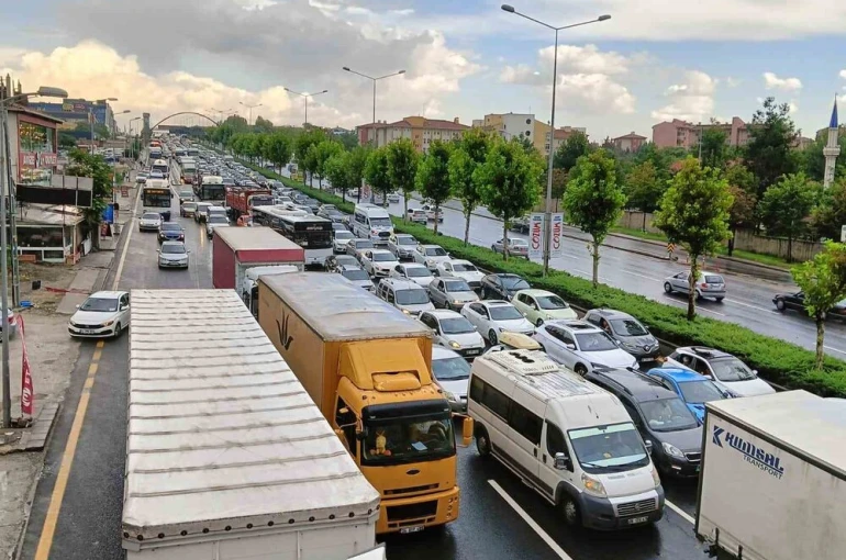 Ankara’da etkili olan yağış yolu kapattı