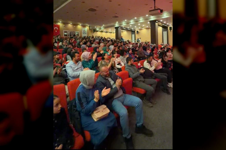 Ankara’da hem çocuklara hem yetişkinlere tiyatro gösterimi