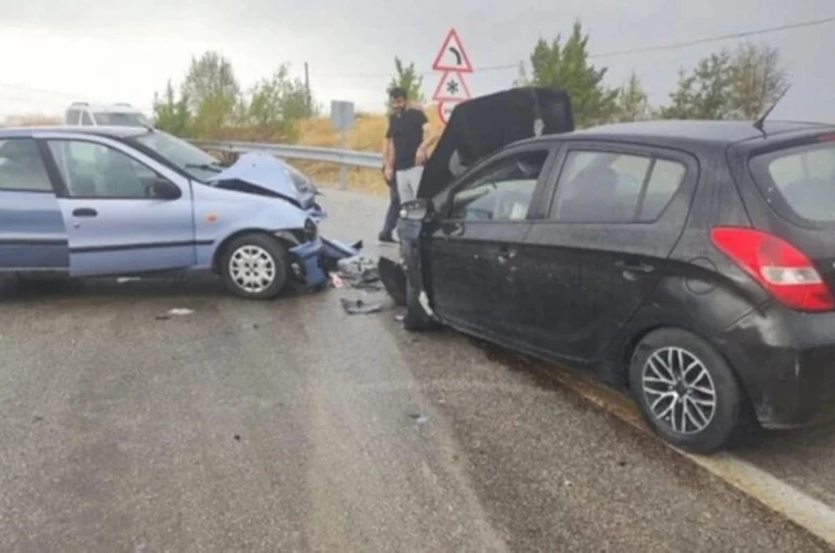 Ankara’da iki otomobil kafa kafaya çarpıştı: 6 yaralı