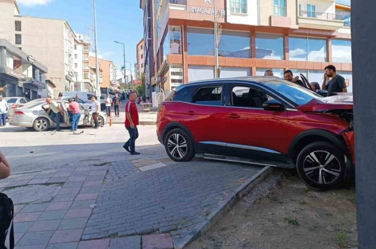 Ankara’da iki otomobilin çarpıştığı kaza paniğe neden oldu