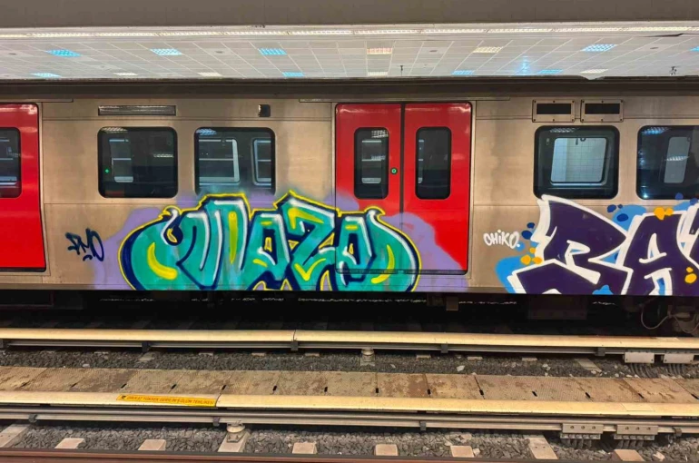 Ankara’da iki şahıs metro vagonlarına grafiti yaptı: O anlar güvenlik kamerasına yansıdı