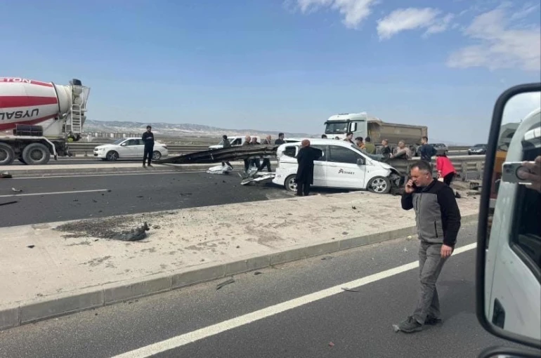 Ankara’da korkutan kaza: Otomobil bariyerlere ok gibi saplandı